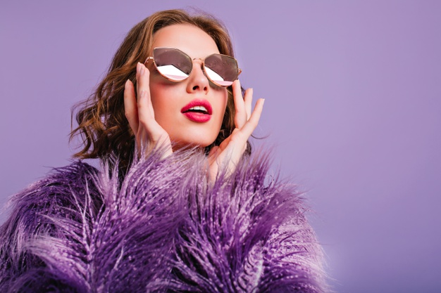 close-up-photo-inspired-trendy-lady-sparkle-glasses-looking-up-with-mouth-open_197531-7099